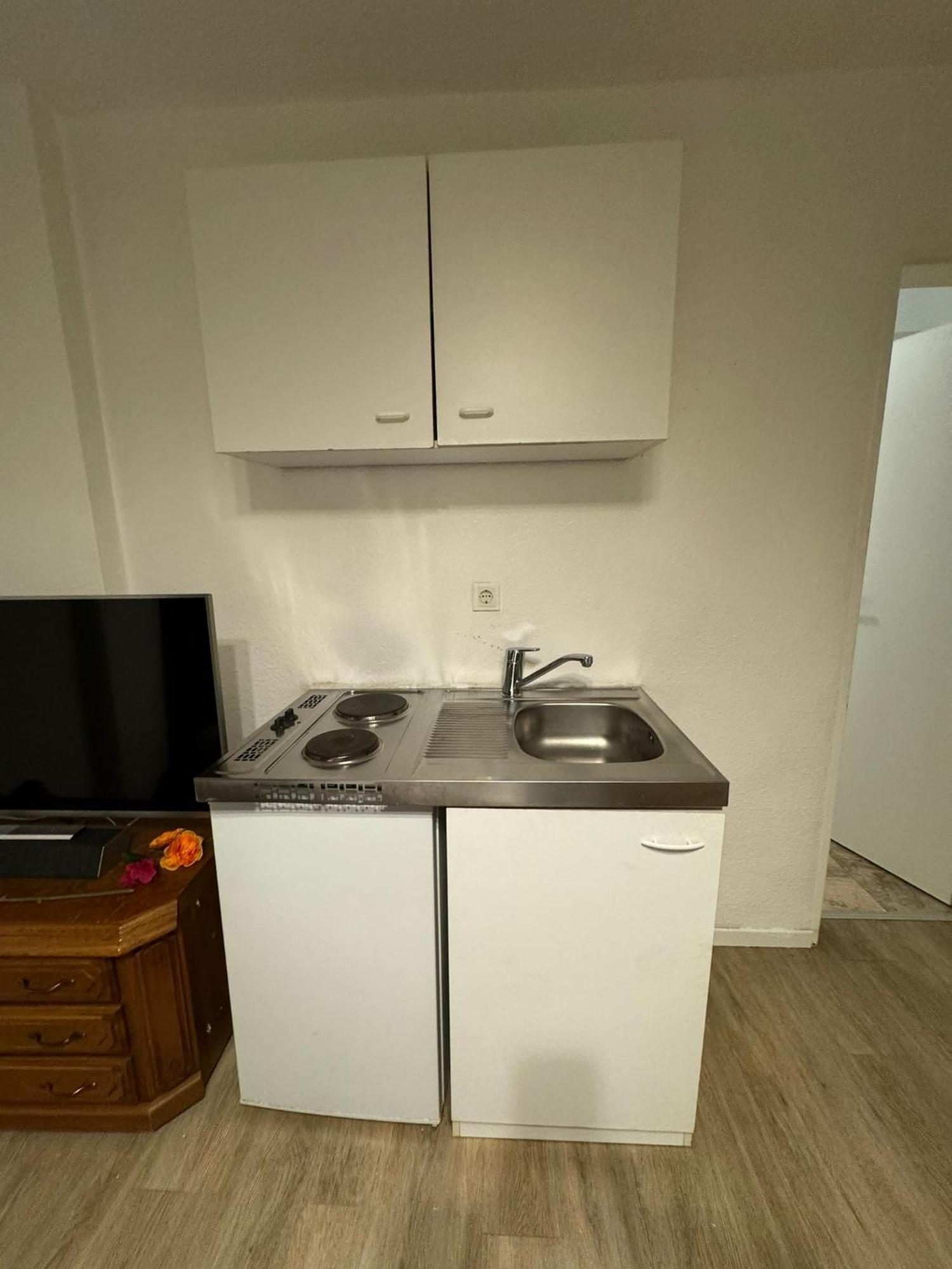 Moebliertes Mit Tv, Internet & Kompletter Ausstattung In Bonn-mehlem Appartement